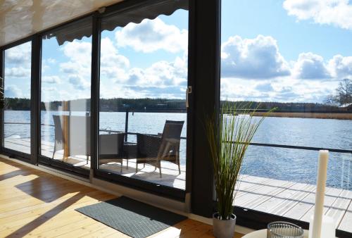 Schwimmendes Haus, freier Blick aufs Wasser im Schärengebiet Blankaholm inkl Boot