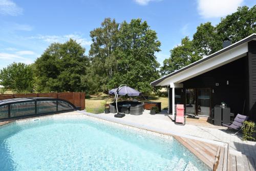 Nice holiday home with outdoor pool in Lottorp, Oland